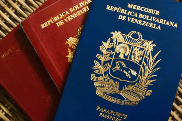 Tres pasaportes venezolanos, uno azul y dos rojos, en el contexto de trámites legales con pasaporte vencido en España.